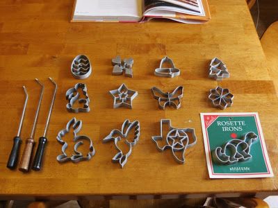 Maybe one of these days I'll finally find that Texas shaped rosette. Rosettes Cookie Recipe, Fried Cookies, Rosette Cookies, Mexican Bakery, Cookie Maker, Crepe Maker, Christmas Centers, Cooking Club, Cast Iron Cooking