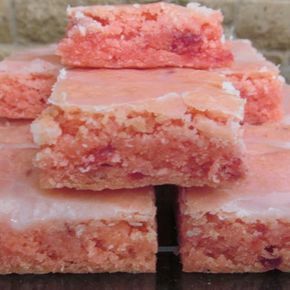 Strawberry Brownies More Strawberry Brownie, Easy Summer Dessert Recipes, Cake Brownie, Strawberry Brownies, Strawberry Cake Mix, Brownie Desserts, Easy Summer Desserts, Mix Recipes, Summer Dessert Recipes