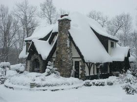 Conghaile Cottage: "Christmas in Connecticut" Snowy Cottage, Christmas In Connecticut, Tudor Homes, Storybook House, Cute Cottages, Tudor Cottage, European Cottage, Cozy Cottages, Tudor Style Homes