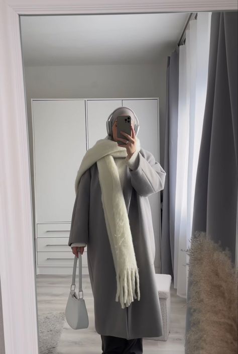 Grey coat hijabis Islam Outfits For Women, Hijabi Outfit Ideas Winter, Winter Muslimah Outfit, Hijab Winter Outfits Classy, Modest Hijabi Winter Outfits, Hijab Classic Outfit, Modest Classic Outfit, Winter Fits Hijabi, Hijabi Sixth Form Outfits