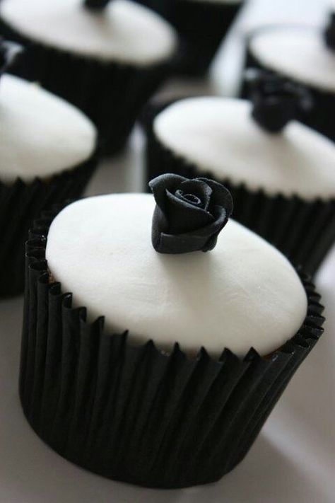 Sweet 16 Cupcakes, Gothic Weddings, Black And White Cupcakes, Engagement Cupcakes, Halloween Wedding Cakes, Cupcake Inspiration, Cupcakes Wedding, Mini Wedding Cakes, Pop Cupcakes