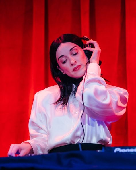 St. Vincent Christens Brooklyn's Newest Venue With A Rare (& Eclectic) DJ Set St Vincent Annie Clark, Pre Opening, Annie Clark, Yas Queen, Dj Set, Saint Vincent, St Vincent, Music Venue, March 2024