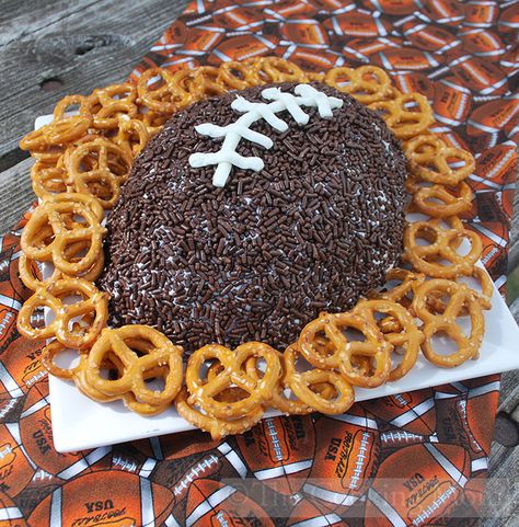 Cookies and Cream Cheese Ball - The Cooking Mom Football Dip, Football Dip Recipes, Football Dips, Chocolate Chip Dip, Peanut Butter Dip, Cream Cheese Ball, Crazy For Crust, Football Snacks, Melting White Chocolate