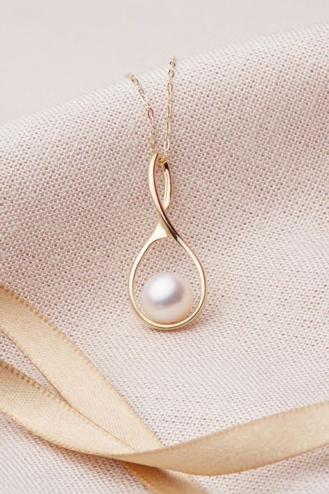 Pendant Designs Diamond, Pearl Pendant Designs, Modern Pearl Jewelry Design, Gold Pearl Jewelry Necklace, Diamond Pearl Necklace Set, Modern Pearl Jewelry, Pearl Earrings Designs, Diamond Pendants Designs, Fancy Jewelry Necklace