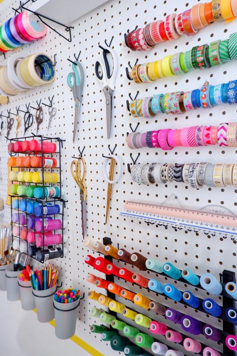 9 Stylish Pegboard Organisation Ideas - That's so Gemma Craft Room Accessories, Diy Shop Decoration Ideas, Craft Room Ribbon Storage, Sewing Store Design, Craft Room Accent Wall Ideas, Art Pegboard Wall Organization, Hanging Wall Storage Ideas, Craftroom Pegboard Organization, Sewing Room Wall Storage