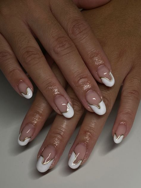 Wiggly French Tip Nails, Gold Squiggle Nails, Squiggle Nail Art, Wedding Nails Gold, Squiggle Nails, White Wedding Nails, 21st Birthday Girl, Minimal Nails Art, White And Silver Nails