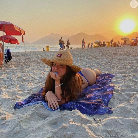 Instagram Pose, Instagram Models, Beach Girl, Summer Aesthetic, Beautiful Views, Family Photographer, Rio De Janeiro, Floppy Hat, Beach Mat