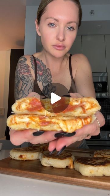 Shay Click on Instagram: "Meal Prep Protein Hot Pockets 🍕🔥  Recipe makes 6 hot pockets  Macros per hot pocket: 379 cals, 29P, 59C, 1.5F  Ingredients:  400 grams all-purpose flour 400 grams plain nonfat Greek yogurt Dash garlic powder Dash salt Dash black pepper Dash onion powder Dash oregano 252 grams fat free mozzarella cheese shreds 150 grams pizza sauce 24 slices turkey pepperoni  Directions: In a mixing bowl, add 400 grams all-purpose flour, 400 grams plain nonfat Greek yogurt, a dash of garlic powder, salt, black pepper, onion powder, and oregano. Mix all the ingredients until you have a crumbly texture, and then knead it to form a dough ball.  Cut the dough into 6 equal balls and flatten each ball as flat as you can.  Rinse 252 grams fat free mozzarella cheese and pat dry.  To each Protein Pizza Pockets, Cooking With Greek Yogurt, Greek Yogurt Pizza Dough, Meal Prep Protein, Yogurt Pizza Dough, Pizza Breadsticks, Keto Wraps, Hot Pocket Recipes, Pockets Recipe