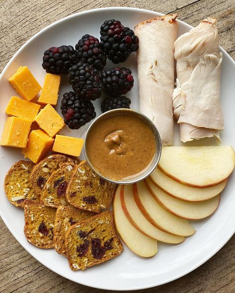 Dalia Carrizales Clark | SNACK PLATE 💥 . . If you are new here, I am literally obsessed with snack plates! Always snacking! . . Oven roasted Turkey… | Instagram Turkey Healthy Meals, Aesthetic Snack Plate, Veggie Snack Plate, Dinner Snack Plate, Hummus Snack Plate, Healthy Airport Snacks, Healthy Snacks Trader Joes, High Protein Snack Plate, Snack Plate Dinner