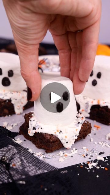 The Kitchn on Instagram: "Boo👻 These adorable, spooky marshmallow brownie ghosts are perfect treats for Halloween!⁣ ⁣ #thekitchn #halloweentreats #brownies #marshmallows #halloweensnacks" Brownie Ghost Treats, Brownie Ghosts, Ghost Marshmallows, Ghost Brownies, Halloween Marshmallows, Marshmallow Ghosts, Marshmallow Halloween, Treats For Halloween, Ghost Treats