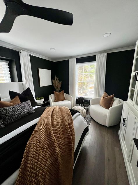 Christmas Homescreen, Bedroom Refresh, Christmas Home Decor, Decoration Inspiration, Remodel Bedroom, Home Alone, Master Bedrooms Decor, Black Walls, Bedroom Styles