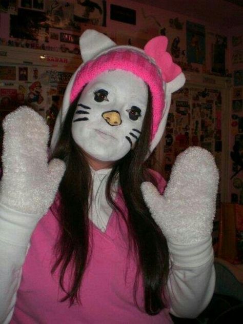 Halloween Costume Scary Hello Kitty Costume, Sanrio Characters Costumes, Halloween Costume Hello Kitty, Goofy Kitten, Kitten Behavior, Kitty Halloween Costume, Weird Costumes, Hello Kitty Halloween Costume, Costume Ideas Diy