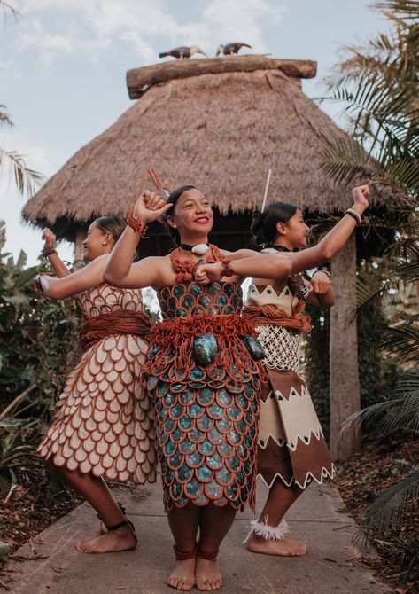 Tongan Dance Costume, Polynesian Clothing Traditional, Tongan Culture Aesthetic, Fiji Culture Aesthetic, Tongan Tauolunga Costume, Ancient Polynesian Clothing, Kiekie Tonga, Tonga Aesthetic, Polynesian Mythology