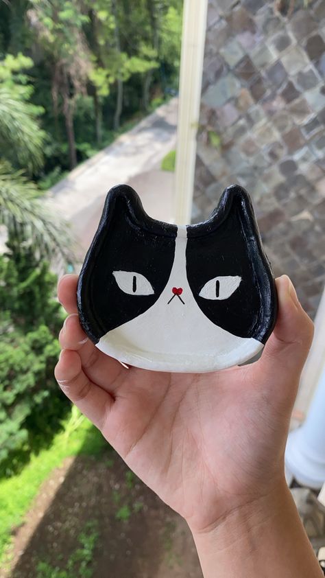 Cat Clay Dish, Cat Ashtray Clay, Clay Tray Ideas Aesthetic, Cat Clay Tray, Cat Clay Ideas, Clay Coaster Ideas, Polymer Clay Tray, Clay Tray Ideas, Air Dry Clay Cat