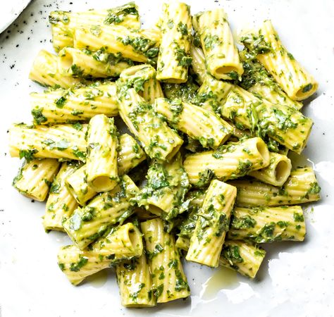 Pesto Rigatoni ~ Fresh homemade basil pesto tossed with rigatoni pasta for a quick and easy weeknight meal. Ready to serve in 20 minutes or less! Pesto Rigatoni, Vegan Tortellini, Pesto Sauce Recipe, Rigatoni Recipes, Pasta Al Pesto, Rigatoni Pasta, Vegan Parmesan Cheese, How To Make Pesto, Vegan Parmesan