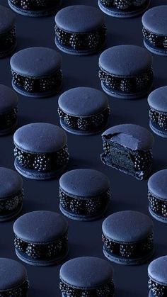 Berry Macarons, Blackberry Macarons, Kue Macaroon, Macarons Recipe, Macaroon Cookies, Macaron Flavors, Macaron Cookies, French Macaroons, Macaroon Recipes