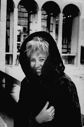 "Bubbles" in fur:  American soprano opera singer Beverly Sills in front of the Metropolitan Opera. Jerry Orbach, Beverly Sills, Nbc Tv, Sarah B, A Night At The Opera, Opera Singer, Singing Career, Singing Lessons, Metropolitan Opera