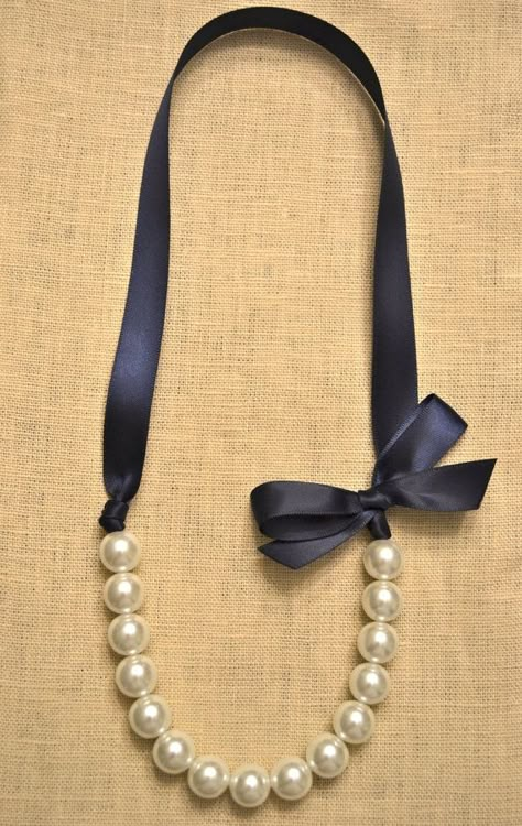 Bridesmaid Pearl Necklace, Pearl Locket, Diy Pearl Necklace, Floating Diamond Necklace, Navy Ribbon, Diy Jewlery, Bridesmaid Pearls, Pearls Diy, Bijoux Diy