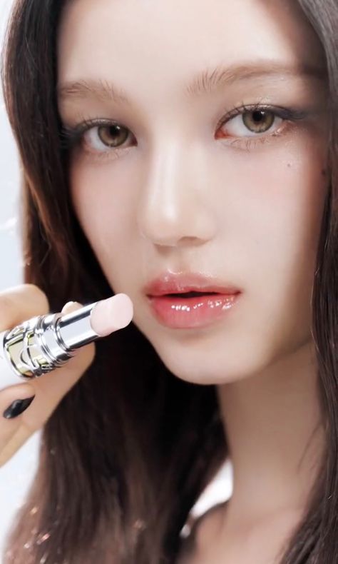 NewJeans Danielle Marsh for Vogue Korea endorsing Yves Saint Laurent Beauty 2023 Holiday Collection featuring the Couture Mini Clutch Eyeshadow and Candy Glaze lip stick Beauty 2023, Candy Makeup, Ethereal Makeup, Beauty Pop, Ysl Beauty, Holiday Break, Vogue Korea, Diamond Star, Makeup Trends