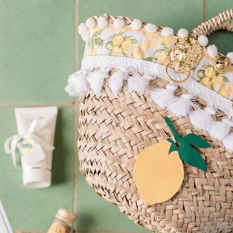 Luxury Weddings in Italy on Instagram: "Personalized straw bags containing special products of the Amalfi Coast: lemon candies, lemon amaretti, salty biscuit, lemonade, hand cream from Carthusia and of course giant Lemons just picked up from a local farm! #welcomebag #destinationwedding #luxuryweddings" Coast Style, Candied Lemons, Local Farm, Straw Bags, Welcome Bags, Italy Wedding, Hand Cream, Amalfi Coast, Amalfi