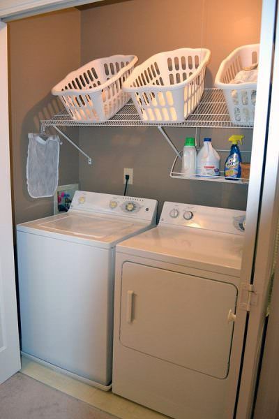 creative remodeling ideas for your mobile home -laundry shelves Woodworking Craft, Base Housing, Laundry Ideas, Bilik Air, Kabinet Dapur, Laundry Closet, Laundry Baskets, Small Laundry Room, Small Laundry