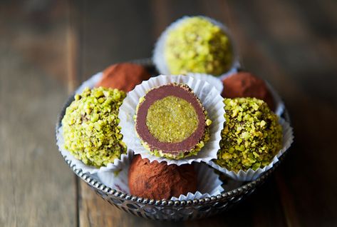 pistachio surprise truffles; amazing, sweet homemade pistachio paste covered in almond scented dark chocolate ganche Fancy Pistachio Dessert, Pistachio Paste Desserts, Pistachio Treats, Pistachio Paste, Pistachio Dessert, Homemade Chocolate Truffles, Pistachio Recipes, Pistachio Butter, Truffles Recipe