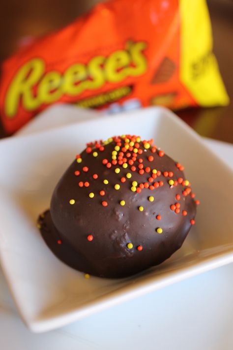 Reese's Peanut Butter & Chocolate Cake Balls! Reese’s Cake Pops, Reese's Cake, Chocolate Cake Balls, Reeses Cake, Make Cupcakes, Reese's Peanut Butter Cup, Cake Pop Designs, Mix Chocolate, Chocolate Peanut Butter Cake