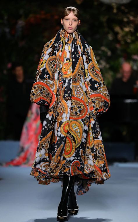 Richard Quinn - London Fashion Week 2019 #paisley #londonfashionweek #quinn #trendingnow Paisley Fashion, Whimsical Wonderland, Vogue India, Beautiful Ladies, Paisley Design, Paisley Pattern, London Fashion, London Fashion Week, Paisley Print