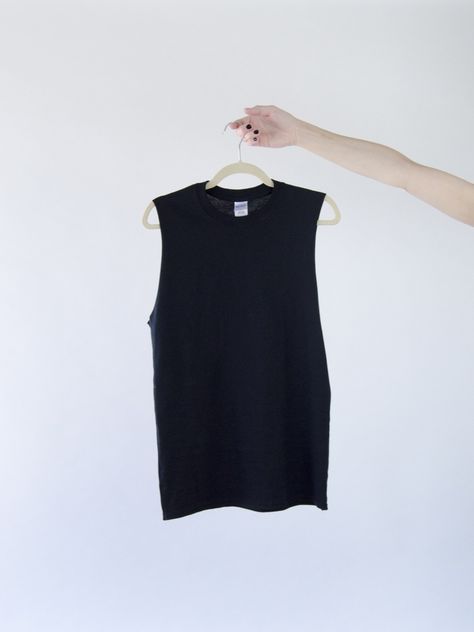 Diy Muscle Tee, Altering T Shirts, Muscle Shirt Diy, Diy Sleeveless Shirt, Muscle Tee Diy, Ways To Cut Shirts, Tshirt Hacks, Diy Yoga, Clothes Hacks