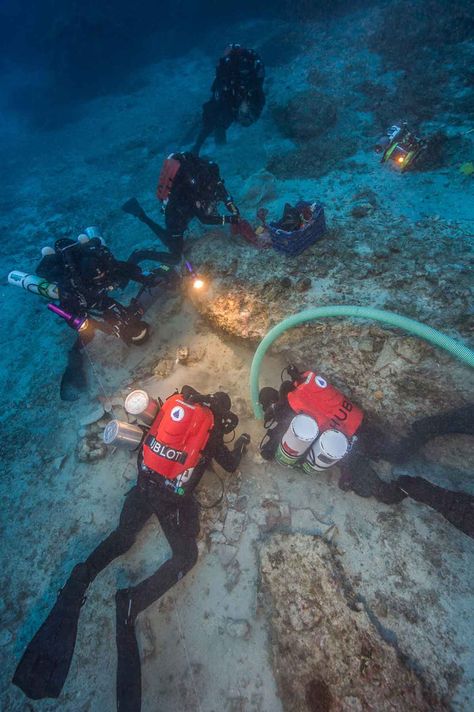 Marine Archaeologists Excavate Greek Antikythera ShipwreckThe 2015 expedition marked the first time archaeologists were able to join specialist divers in descending to the 55-meter (180 feet) deep site. Greek Ship, Marine Archaeology, Ancient Olympic Games, Under The Ocean, Story Of The World, Shipwreck, Ancient Artifacts, Ancient Civilizations, Interesting Articles