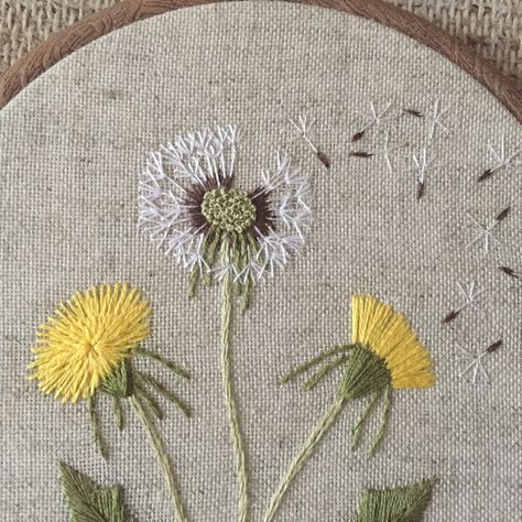 This embroidered yellow dandelion hoop is perfect for you or any plant lover in your life Embroidery Dandelion, Herb Embroidery, Botanical Embroidery, Embroidery Stitches Beginner, Pola Sulam, Art Embroidery, Hand Embroidery Flowers, Embroidery Patterns Vintage, Embroidery Flowers Pattern