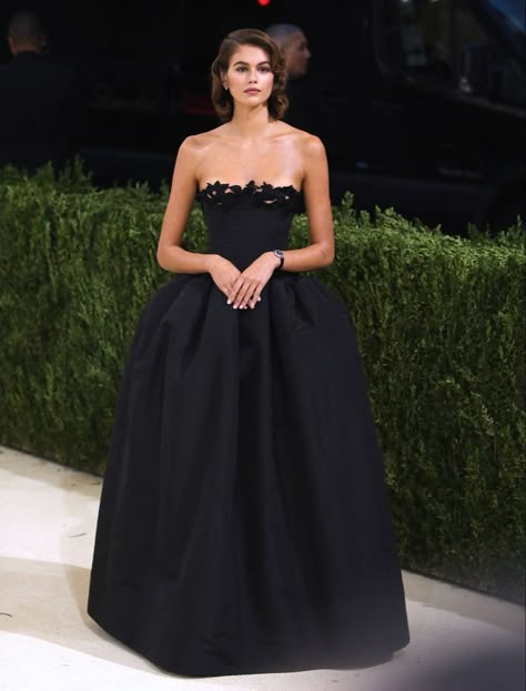 Gown Aesthetic, Met Gala Outfits, Runway Gowns, Iconic Dresses, Prom Dress Inspiration, Kaia Gerber, Grad Dresses, Indian Designer Outfits, Gala Dresses