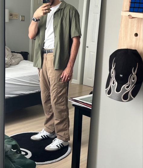 Men’s Streetwear outfit idea inspo inspiration Green Cargo Pants Outfit Men, Cargo Pants Men Outfit, Khaki Outfit Men, Cargo Outfit Men, 70's Outfits, Beige Pants Outfit, Cargo Wide Leg Pants, Green Cargo Pants Outfit, Pants For Man