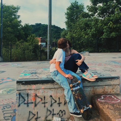 Skater Bf Aesthetic, Skater Boyfriend Aesthetic, Skater Relationship, Skater Couple Aesthetic, Skater Bf, Skater Boyfriend, Skateboard Couple, Skater Couple, Aesthetic Skater