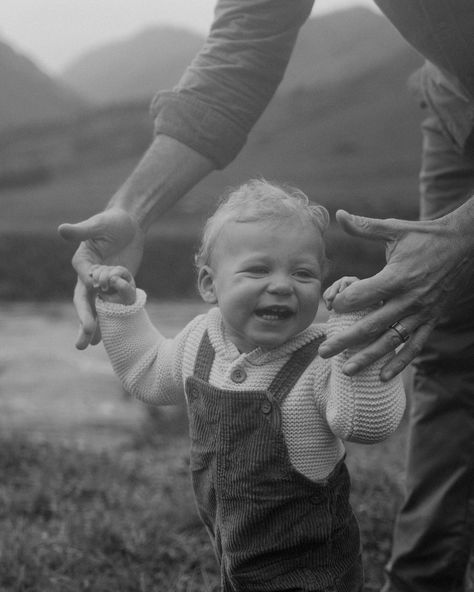 Timeless Family Photoshoot, Pnw Family Photos, Dreamy Family Photos, Trendy Family Photos, Photoshoot Mini Session Ideas, Family Photos In The Rain, Playful Family Photoshoot, Older Kid Family Photoshoot, Dreamy Family Photoshoot