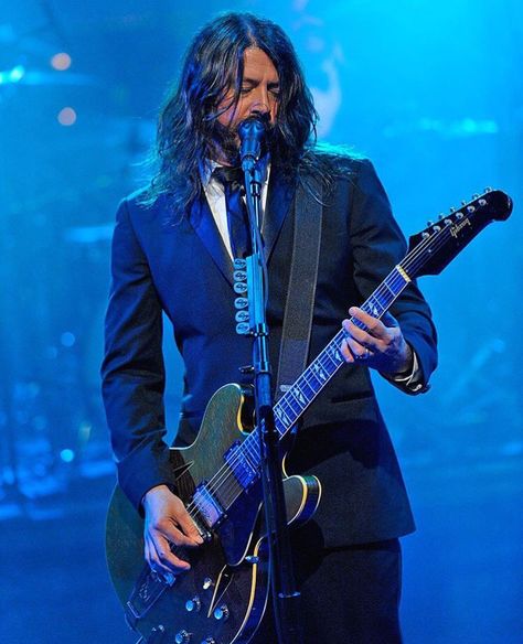 Dave Grohl in a suit! Mmmm There Goes My Hero, Foo Fighters Dave Grohl, Foo Fighters Dave, Foo Fighters Nirvana, Taylor Hawkins, Tom Sawyer, David Letterman, Dave Grohl, Mötley Crüe