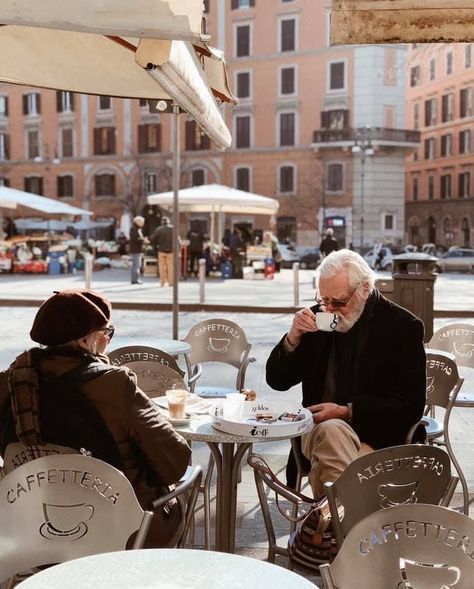 Italy Presentation, Rome Cafe, Old Italian Aesthetic, Coffee In Italy, Old Couple In Love, People Drinking Coffee, Coffee Together, Paris Couple, Italy Coffee