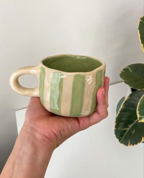 Ceramic Pottery Cup Ideas, Mug Inspo Pottery, Mug Clay Diy, Green Ceramic Mug, Pottery Painting Ideas Green, Mug Clay Ideas, Ceramics Ideas Pottery Mug, Mug Ceramic Painting, Diy Pottery Mug