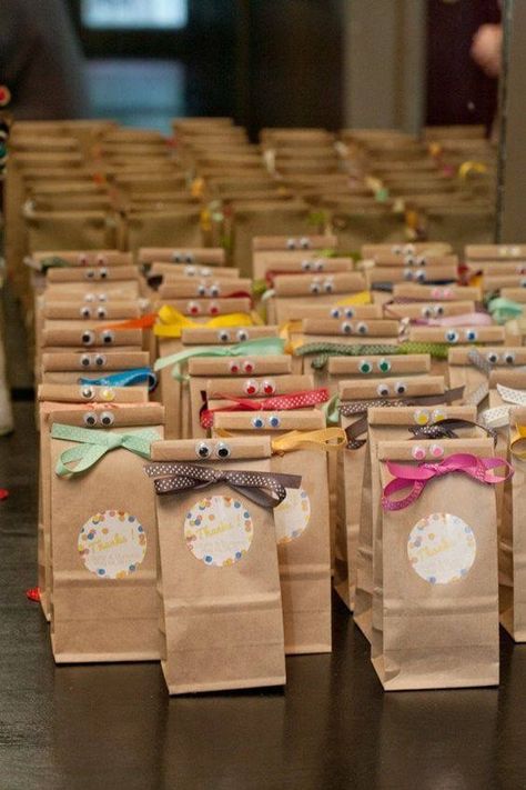 Diy Eid Gifts, Sparrow Photography, Brown Paper Bags, Anniversaire Diy, Eid Stickers, Eid Crafts, Packaging Diy, Children's Day Gift, Creative Gift Wrapping