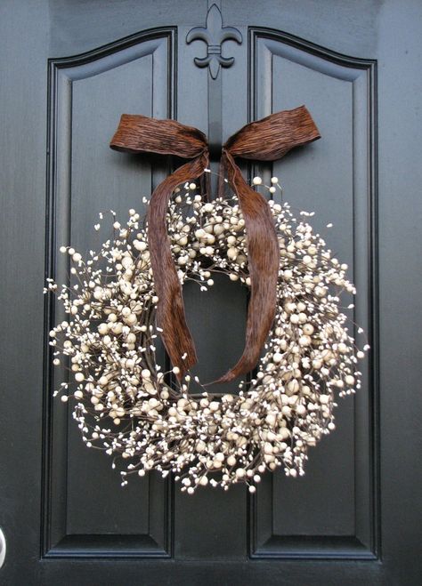 Dekoratívne Vence, Wreaths Front Door, Door Wreaths Diy, Mini Wreaths, Black Door, Berry Wreath, Wedding Wreaths, Fall Outdoor Decor, Baby's Breath