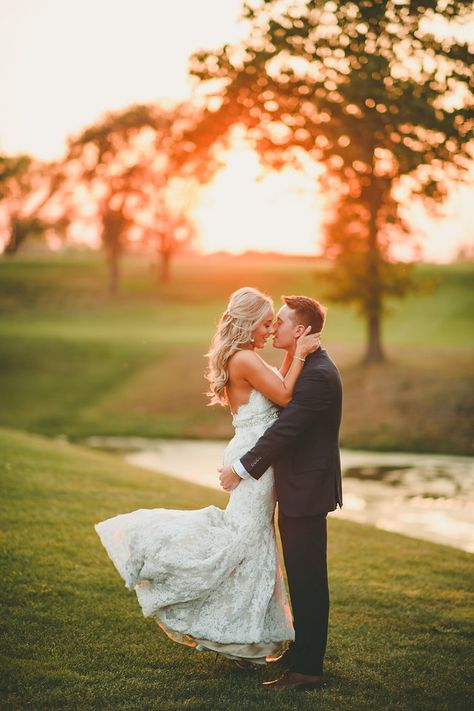 Beach Wedding Pics, Wedding Photo Checklist, Golf Wedding, Summer Wedding Photos, Wedding Photography Checklist, Wedding Portrait Poses, Wedding Couple Poses Photography, Wedding Picture Poses, Wedding Photography Styles