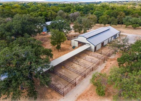 Roping Arena Layout, Show Barn Ideas Cattle, Run In Shed For Horses, Horse Barn Layout, Equestrian Facility Layout, Horse Stalls Cheap, Paddock Ideas, Show Cattle Barn, Horse Farm Layout