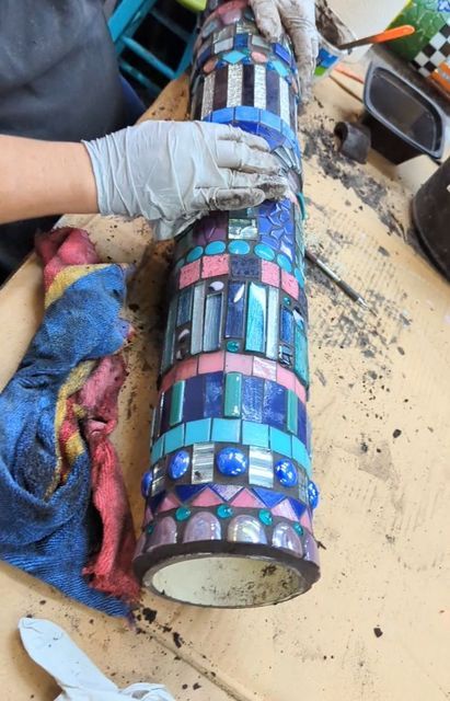 Mosaic Garden Posts, Totem Pole Ideas, Outdoor Mosaic Ideas, Garden Mosaic Projects, Stone Mosaic Path, Mosaic Garden Ideas, Tile Art Projects, Mosaic Birdhouse, Peace Poles