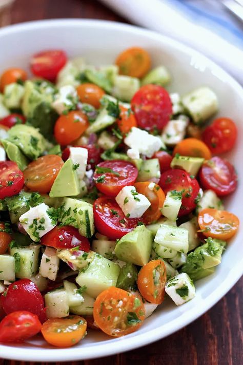 Tomato Cucumber Avocado Salad, Avocado Ideas, Salad Caprese, Recipe Cucumber, Být Fit, Salad Macaroni, Picnic Potluck, Salad Tomato, Recipe Tomato