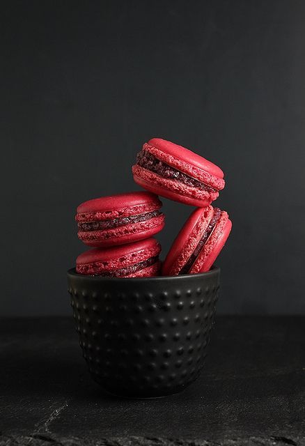 French macaroons | chilitonka. All about the photography! Macaron Dessert, Kue Macaroon, French Macaroons, Dessert Simple, Dessert Photography, Food Photography Props, Macaron Recipe, Food Wallpaper, Food Photography Styling