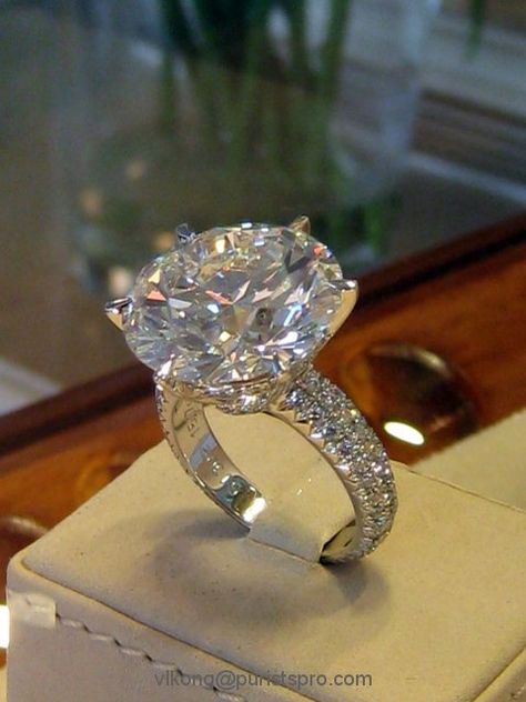 Chopard Diamond Ring, Big Diamond Engagement Rings, Chopard Jewelry, Big Wedding Rings, 8 September, Display Pictures, Beautiful Diamond Rings, Diamond Jewelry Designs, Dream Engagement Rings