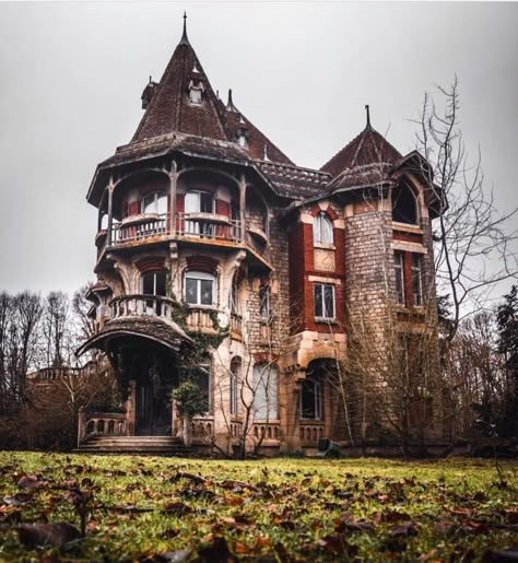 Abandoned World | https://www.facebook.com/groups/1690603791232163/ Abandoned Mansion For Sale, Mansion Homes, Castle Exterior, Creepy Houses, Old Abandoned Houses, Old Mansions, Abandoned House, Abandoned Mansions, Mansion Interior