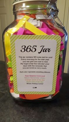 365 Jar - 1 note a day for 365 days. Great gift for an anniversary! 365 Jar, Mason Jar Gifts Diy, Toples Kaca, Anniversaire Diy, Best Anniversary Gifts, 1st Anniversary Gifts, Cadeau Diy, Jar Diy