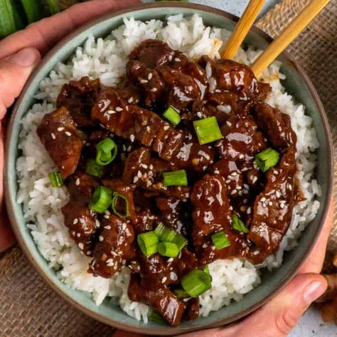 Hands holding a bowl of crock pot Korean beef over rice. Slow Cooker Flank Steak, Slow Cooker Mongolian Beef, Slow Cooker Asian, Slow Cooker Shredded Chicken, Recipes Slow Cooker, Mongolian Beef Recipes, Flank Steak Recipes, Slow Cooker Meals, Crockpot Ideas