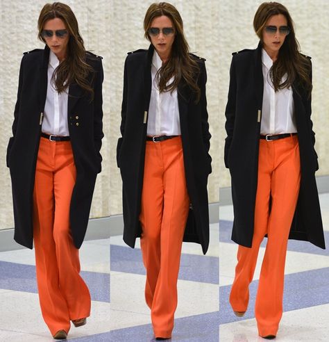 How to Wear Bright Orange Flare Pants Like Victoria Beckham Orange Dress Pants Outfit, Orange Wide Leg Pants Outfit, How To Style Orange Pants, Style Orange Pants, Orange Pants Outfit Work, Bright Orange Outfit, Pantalon Naranja Outfits, Orange Trousers Outfit, Orange Flare Pants